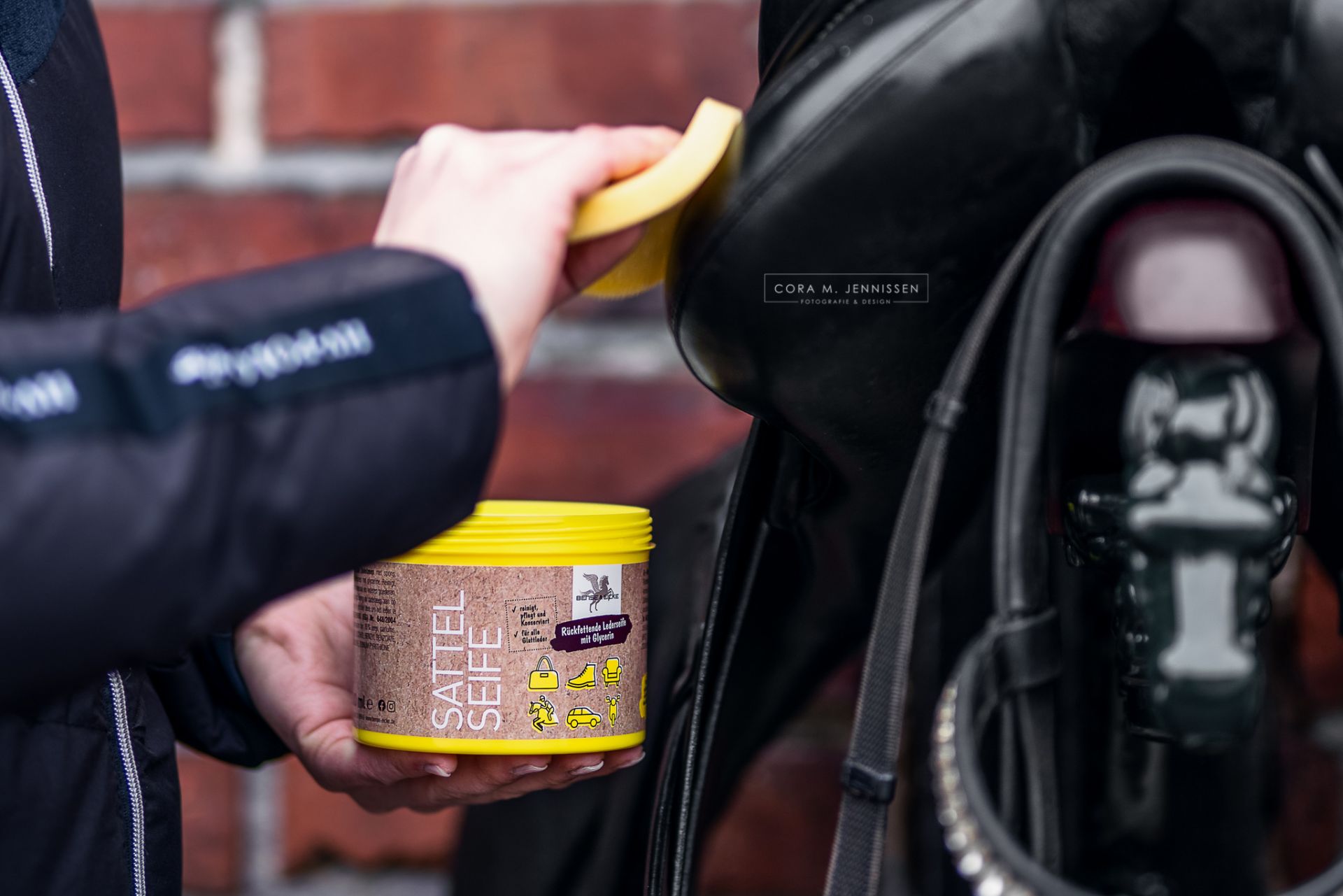 Bense & Eicke | Sattelseife mit Schwamm - 500 ml