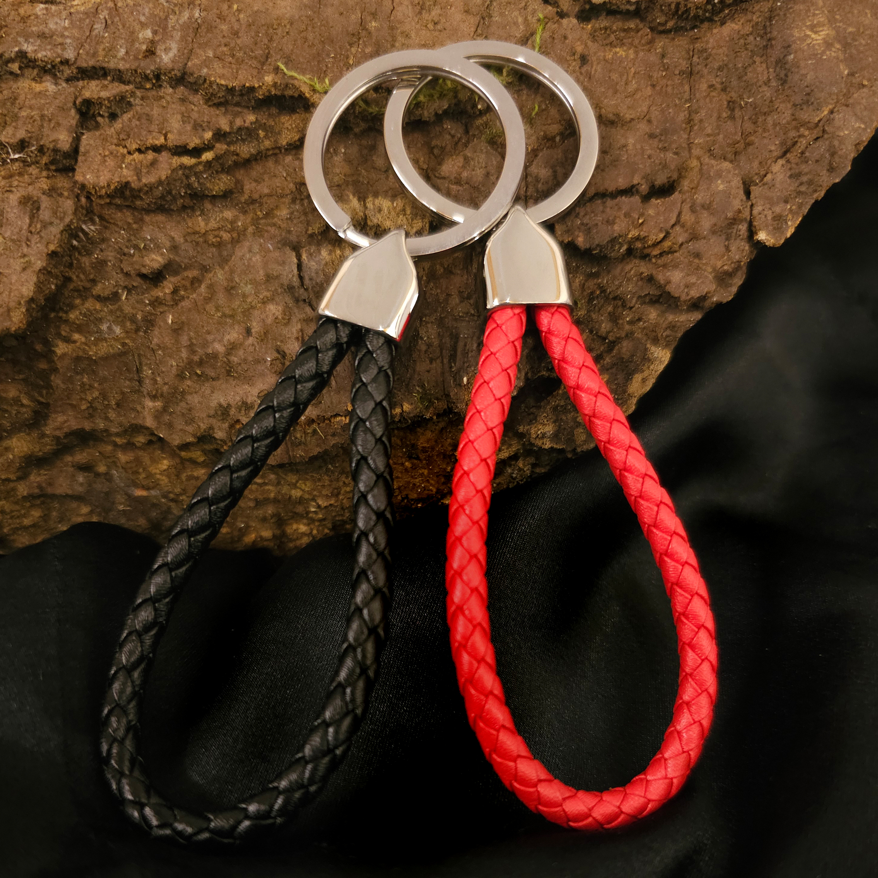 Roter Schlüsselanhänger aus Leder geflochten mit Edelstahlring