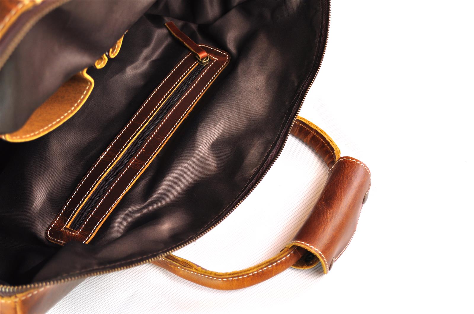 Große und robuste Ledertasche mit viel Stauraum in Vintage Antik Braun