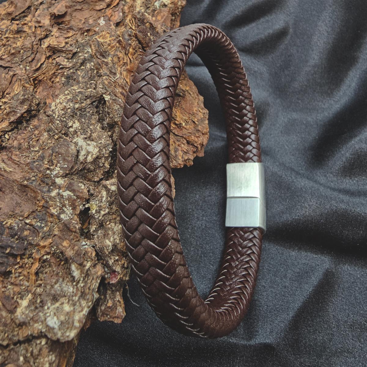 Braunes Lederarmband in Fischgrät Optik geflochten mit mattem Magnetverschluss
