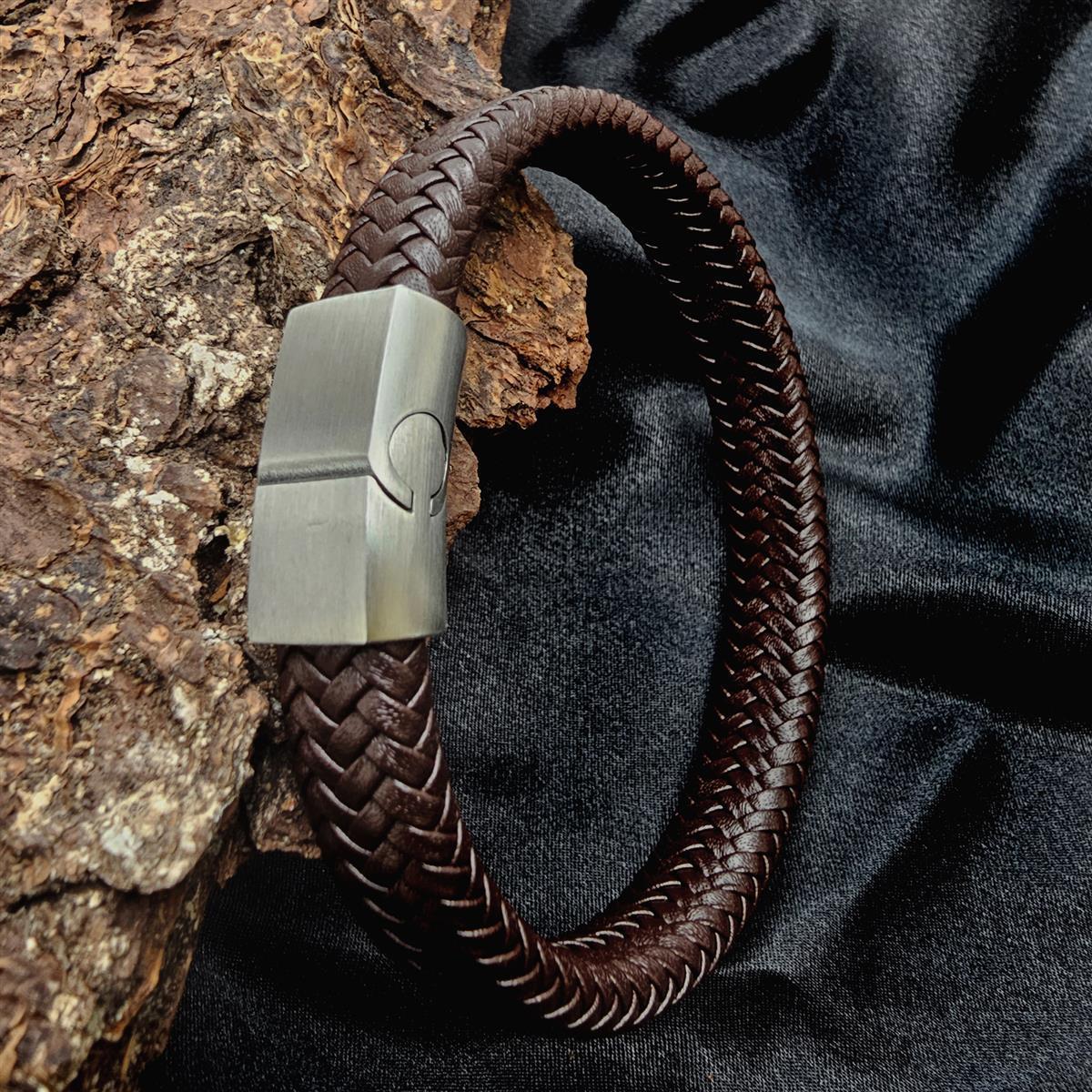Braunes Lederarmband in Fischgrät Optik geflochten mit mattem Magnetverschluss
