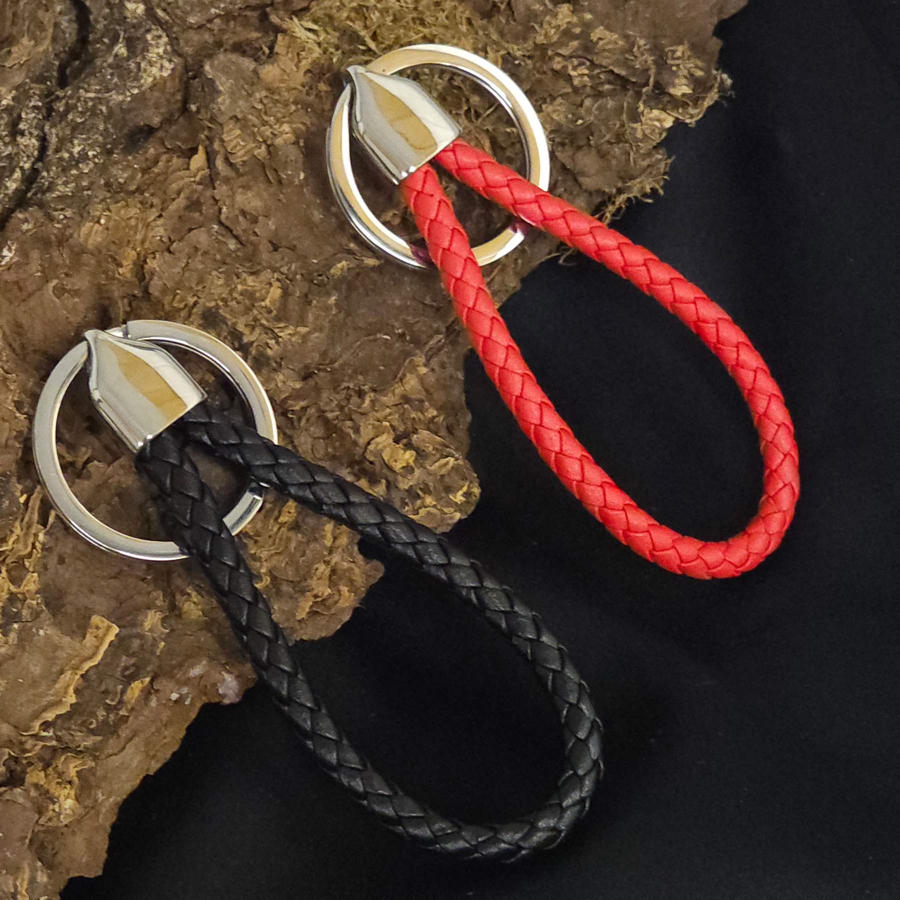 Roter Schlüsselanhänger aus Leder geflochten mit Edelstahlring