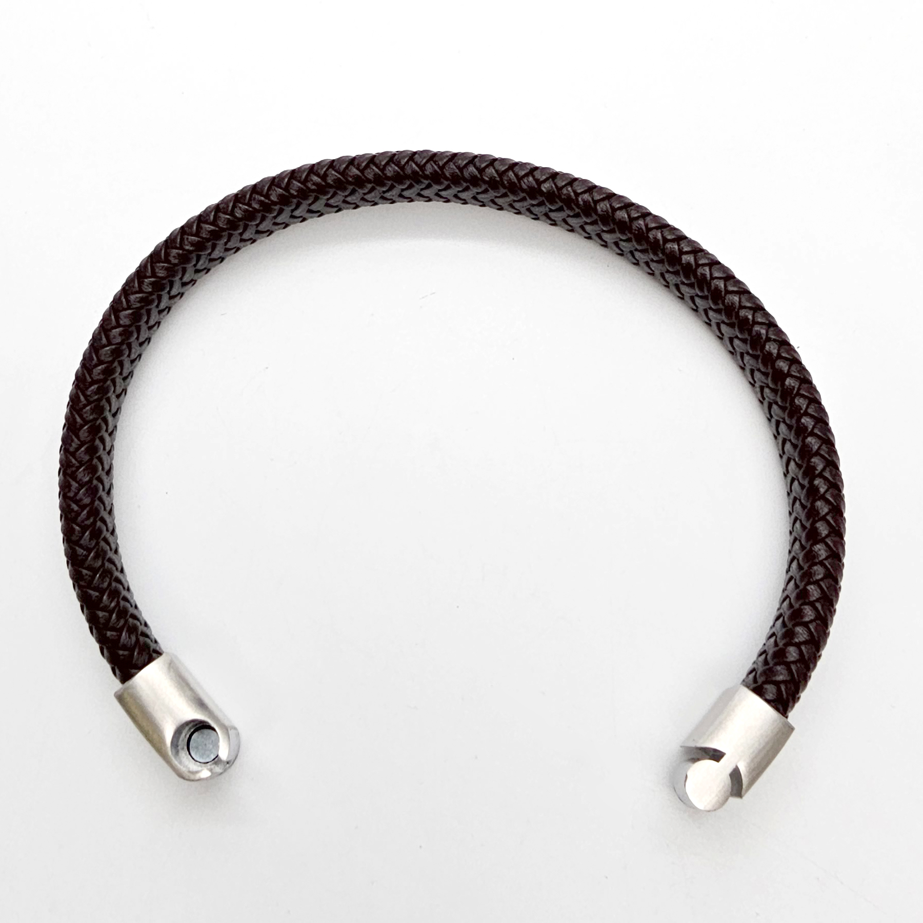 Braunes Lederarmband in Fischgrät Optik geflochten mit mattem Magnetverschluss