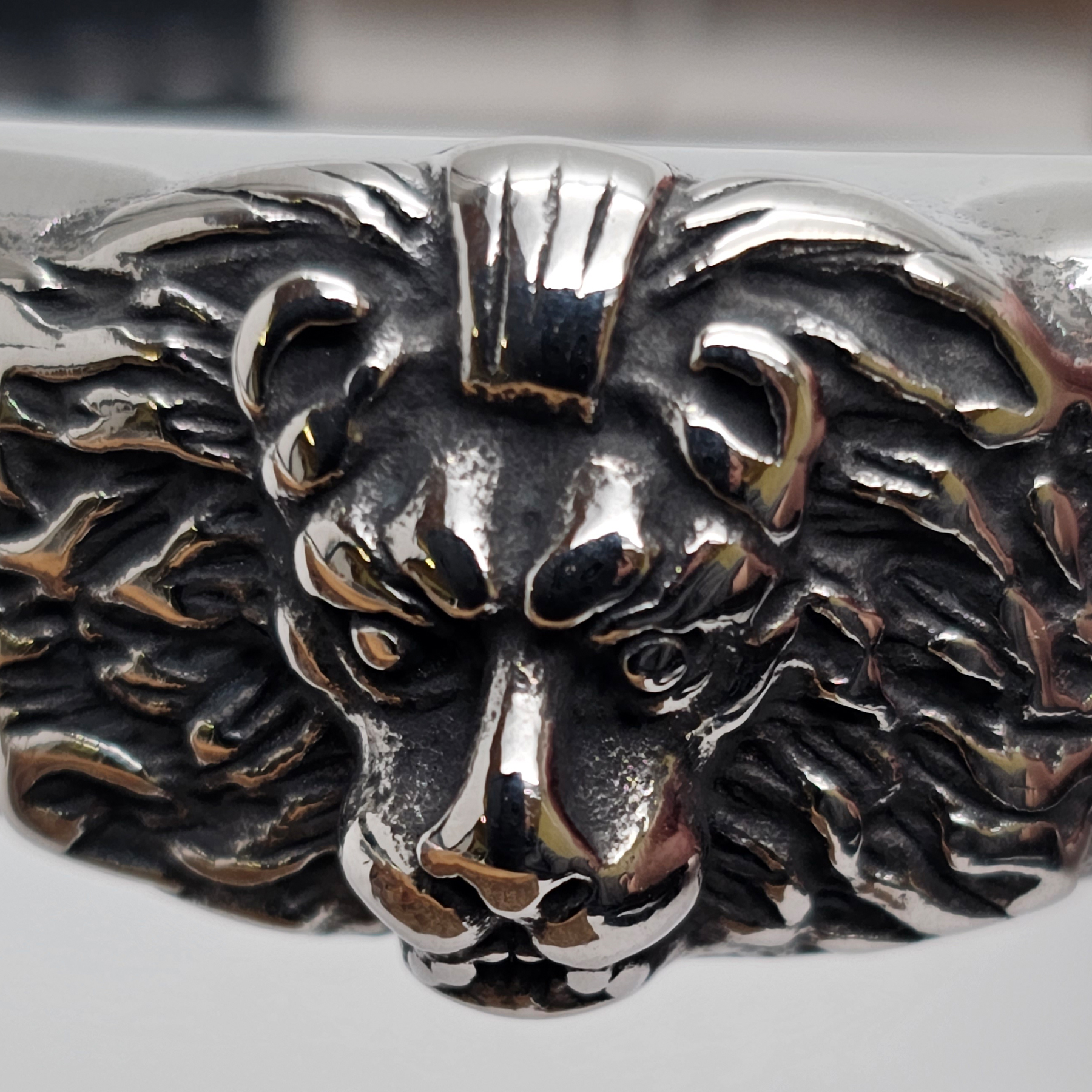 Lederarmband flach mit Löwenkopf und geflochtener Lederschnur - 12 mm - Schwarz. Größe: 19 cm (S)