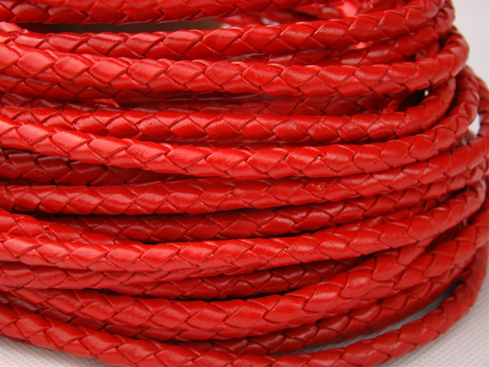 Geflochtene Lederschnur, Boloband mit einem Durchmesser von 5 mm in Rot . Vegetabil gegerbtes Lederband mit Baumwollkern