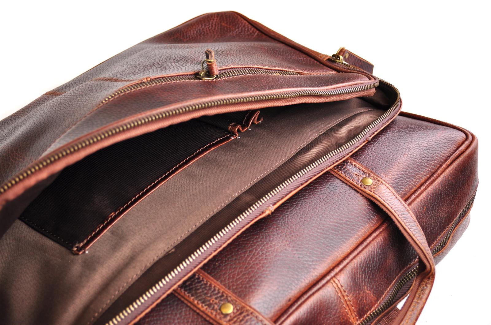 Große und robuste Ledertasche mit viel Stauraum in Antik Braun