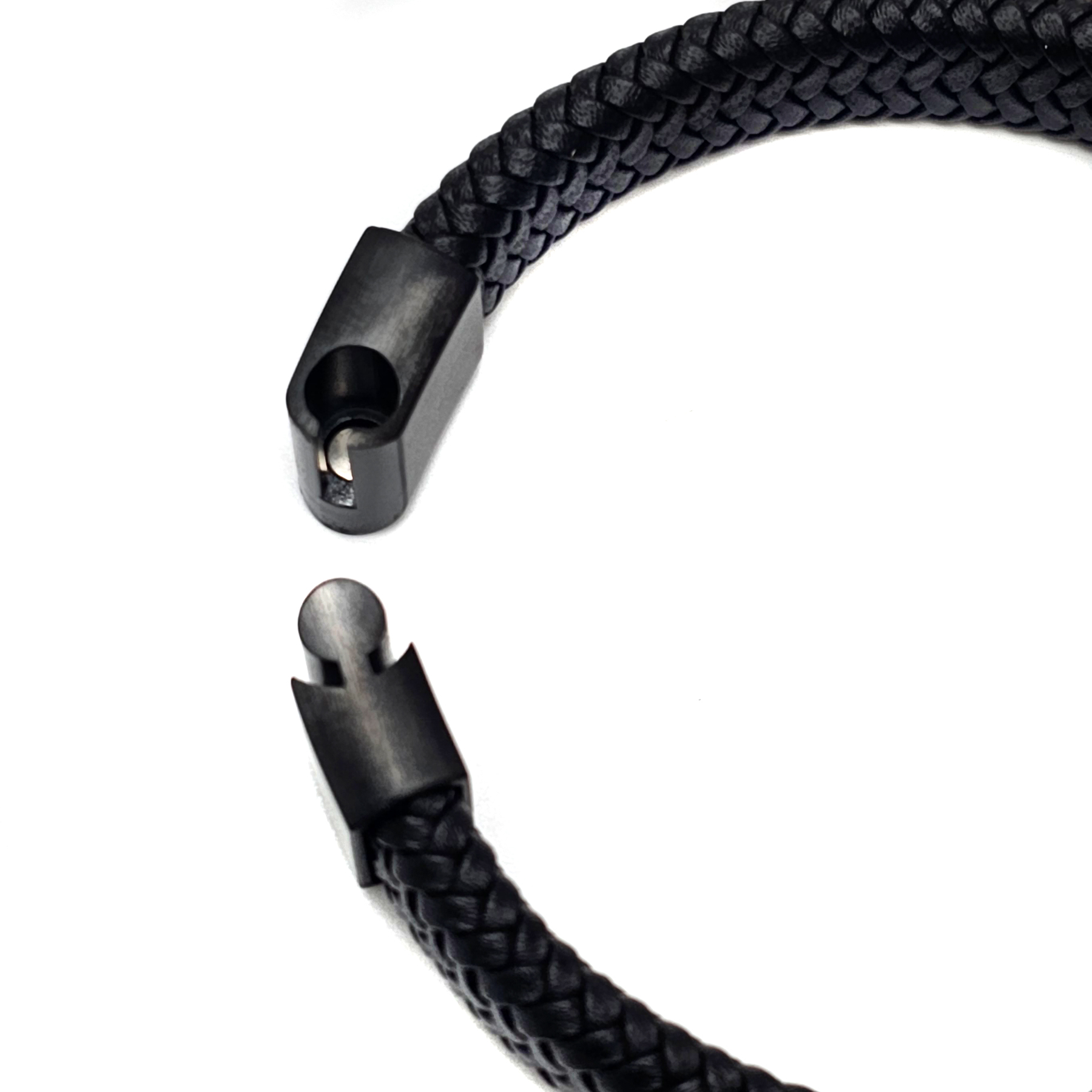 Geflochtenes Lederarmband flach fein - 12 mm Breite -  Schwarz - matt schwarzer Verschluss