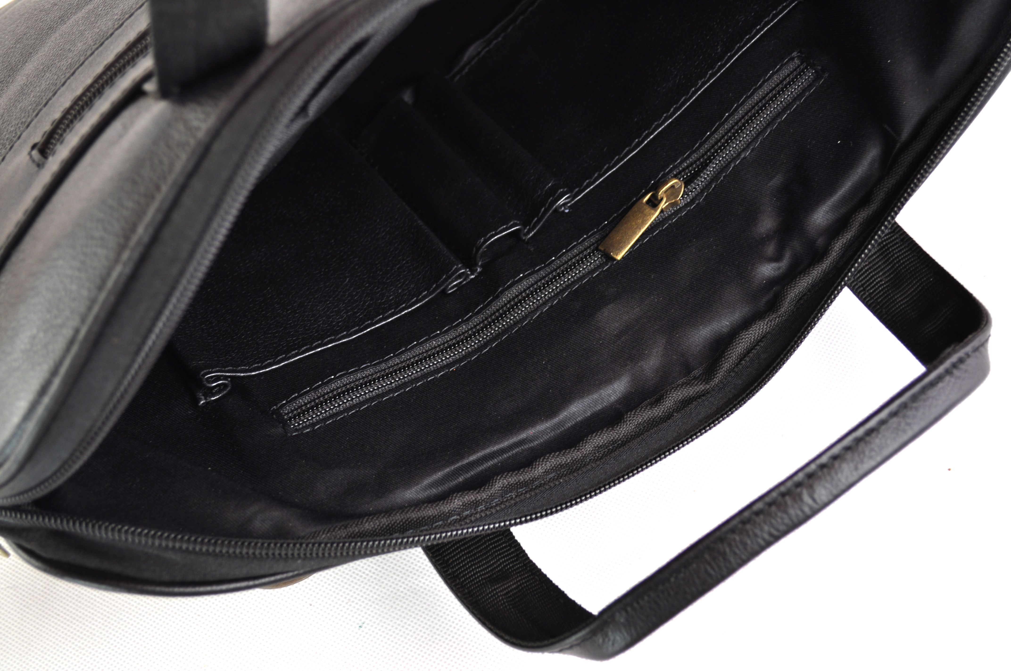 Klassische Ledertasche für Laptop und Unterlagen in Schwarz