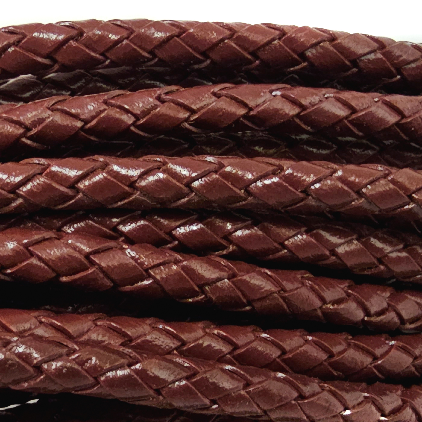 Geflochtene Lederschnur, Boloband mit einem Durchmesser von 5 mm in Silber. Vegetabil gegerbtes Lederband mit Baumwollkern