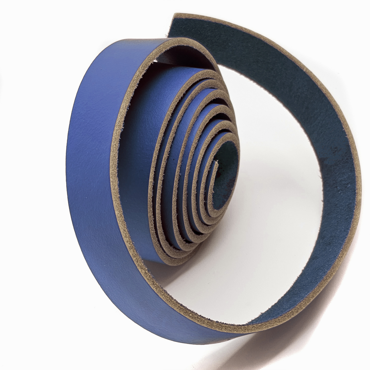 Flacher, weicher Lederriemen in einem leuchtendem Blau mit einer Länge von 1,5 Metern und einer Breite von 25 mm