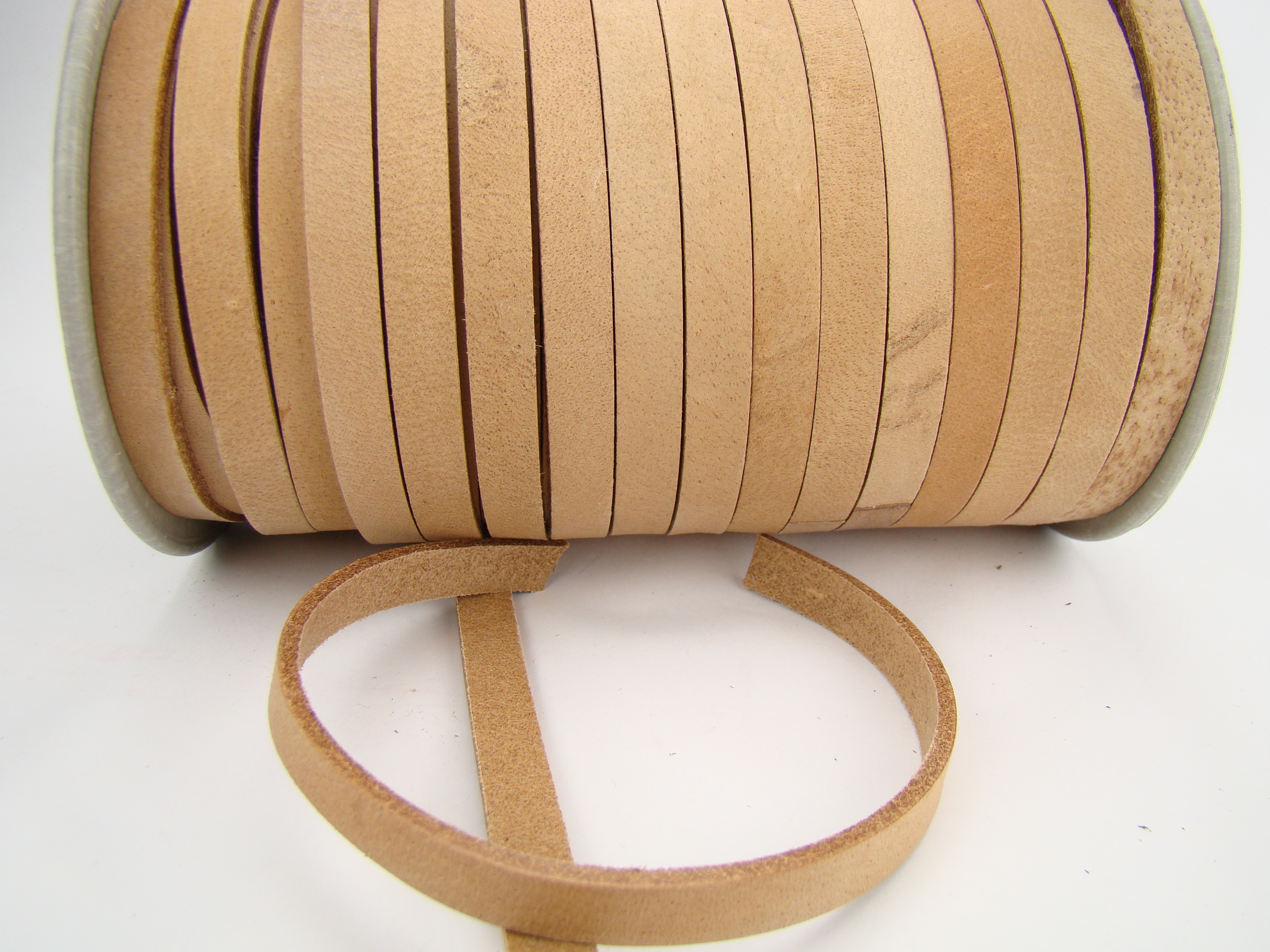 Lederband Flach 1 cm x 2,5 mm - Natur. Länge: 50 m