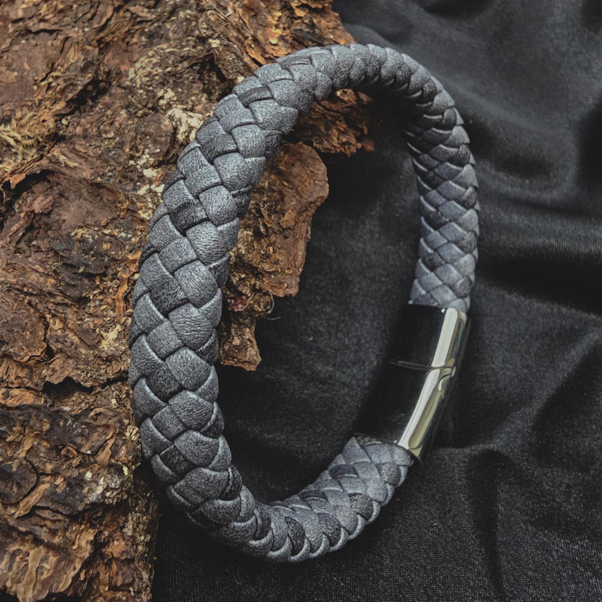 Klassisches graues Lederarmband mit glänzendem Edelstahlverschluss