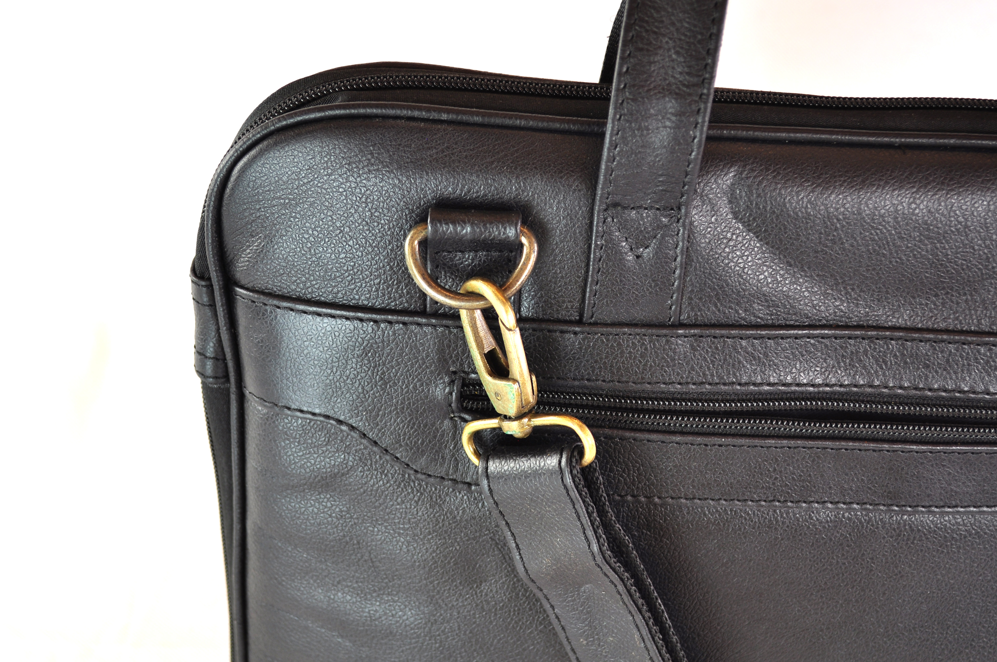 Klassische Ledertasche für Laptop und Unterlagen in Schwarz