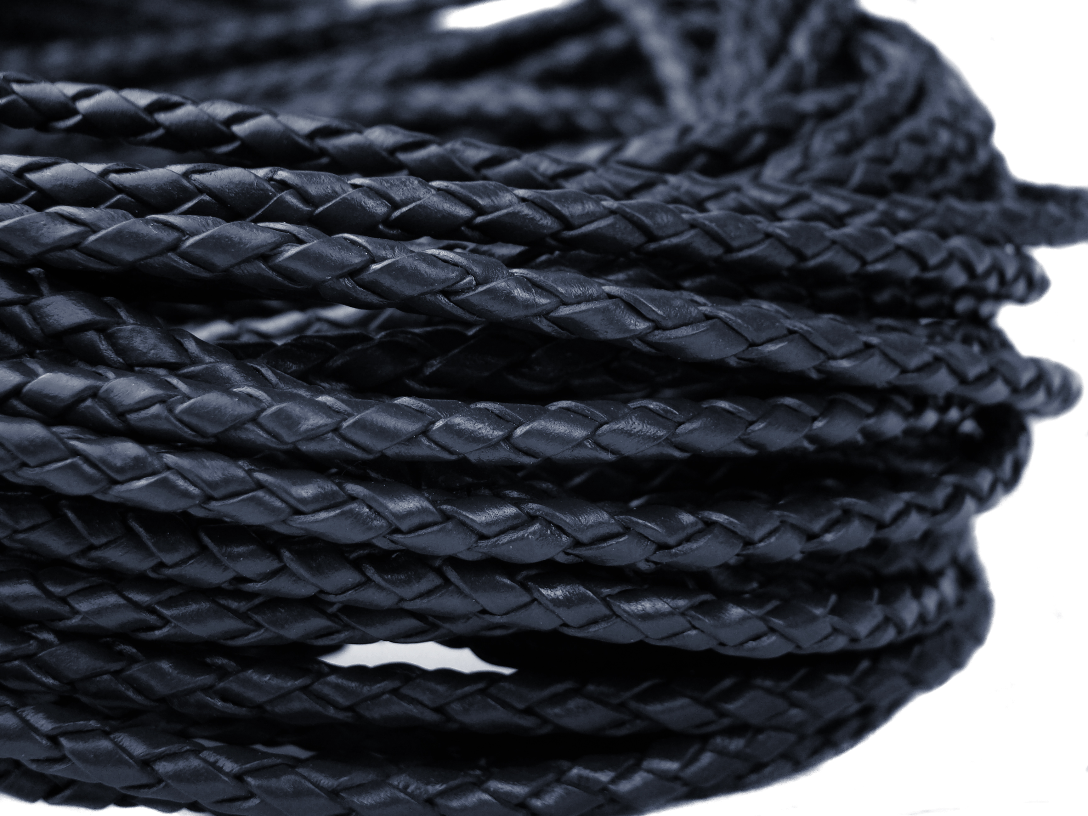 Geflochtene Lederschnur in Navy, vegetabil gegerbt und perfekt für das kreative Lederhandwerk