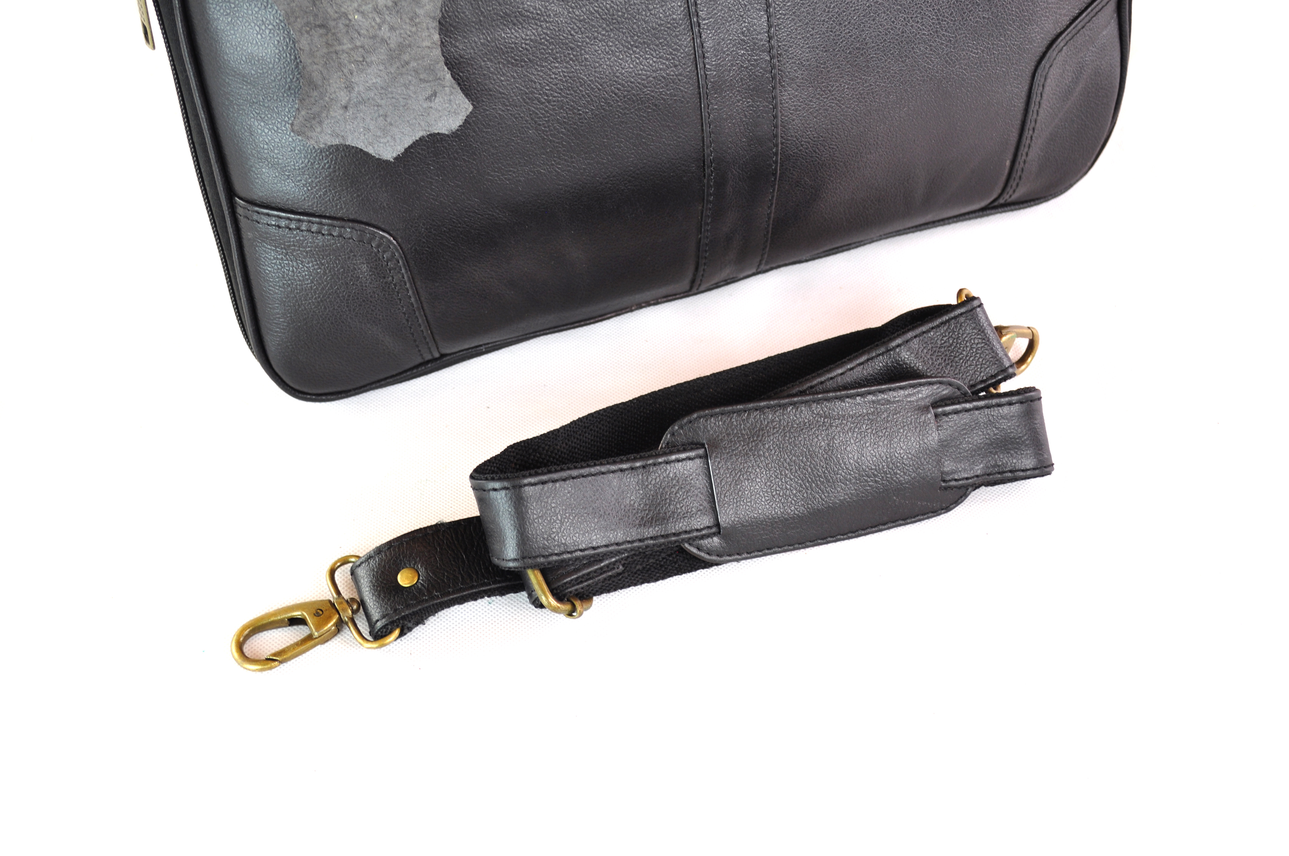 Klassische Ledertasche für Laptop und Unterlagen in Schwarz