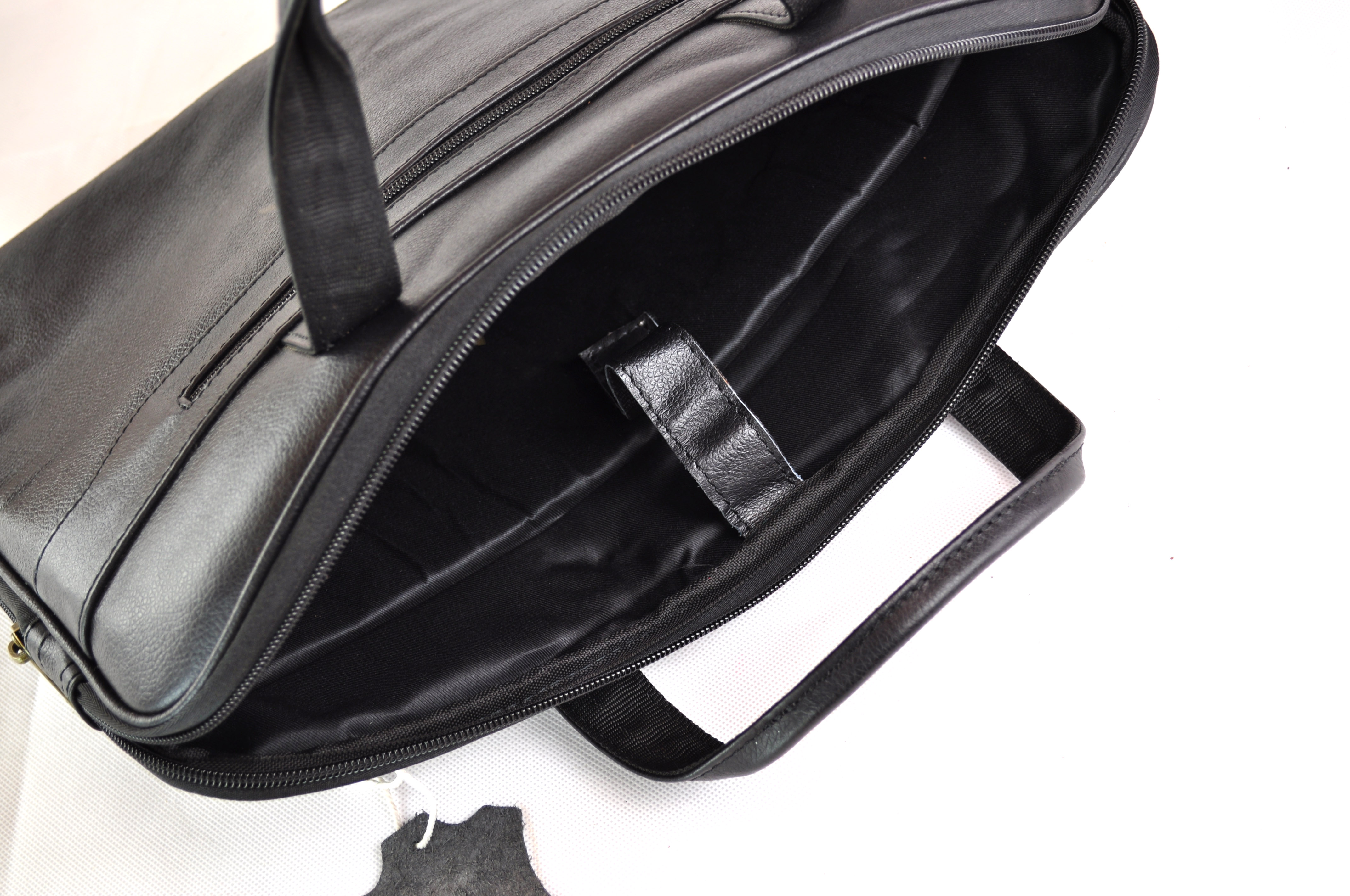 Klassische Ledertasche für Laptop und Unterlagen in Schwarz