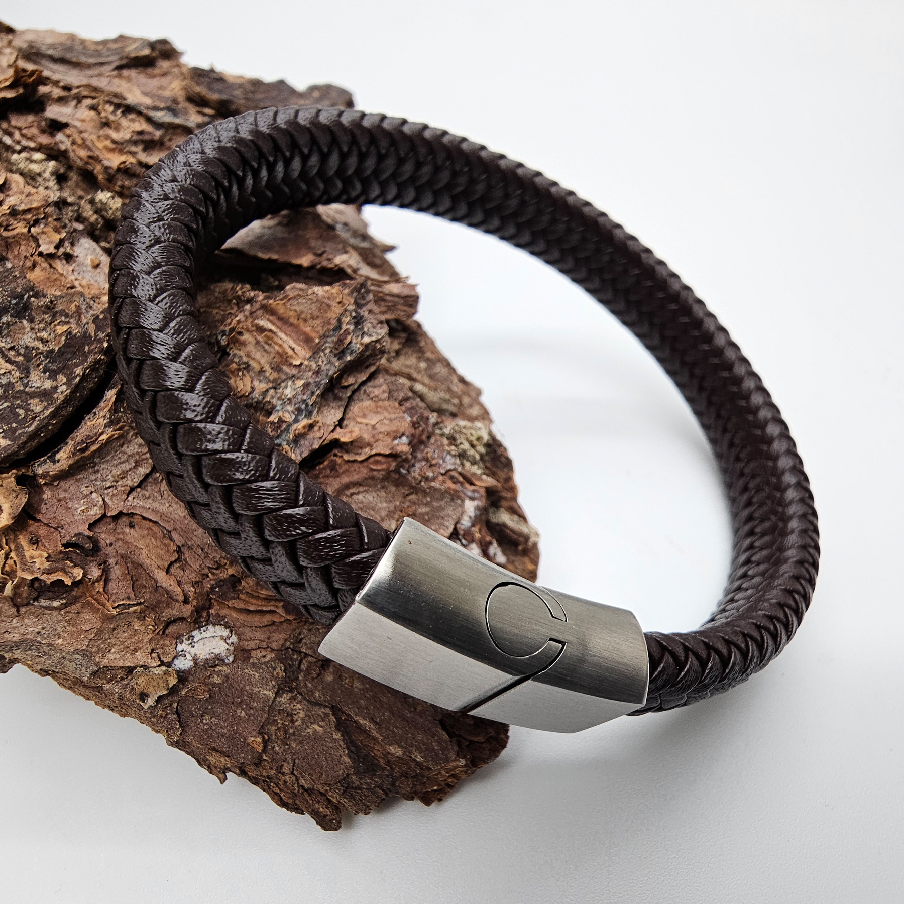 Braunes Lederarmband in Fischgrät Optik geflochten mit mattem Magnetverschluss