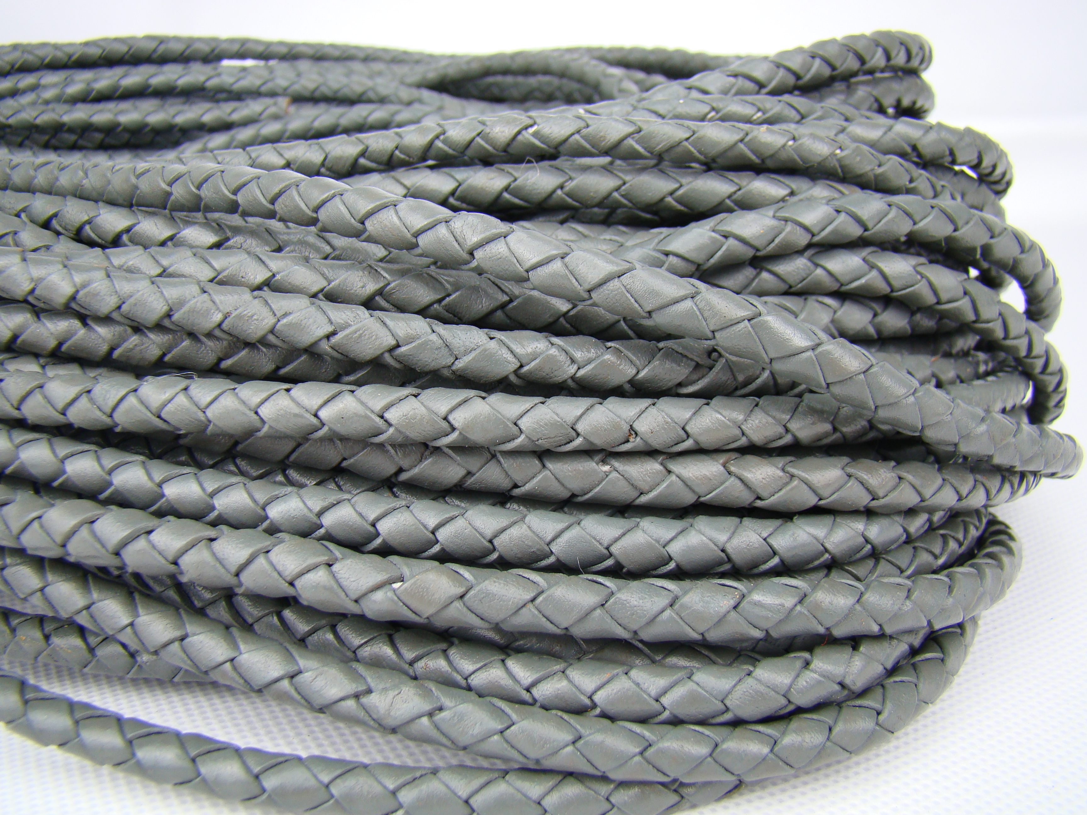 Geflochtene Lederschnur, Boloband mit einem Durchmesser von 5 mm in Grau. Vegetabil gegerbtes Lederband mit Baumwollkern