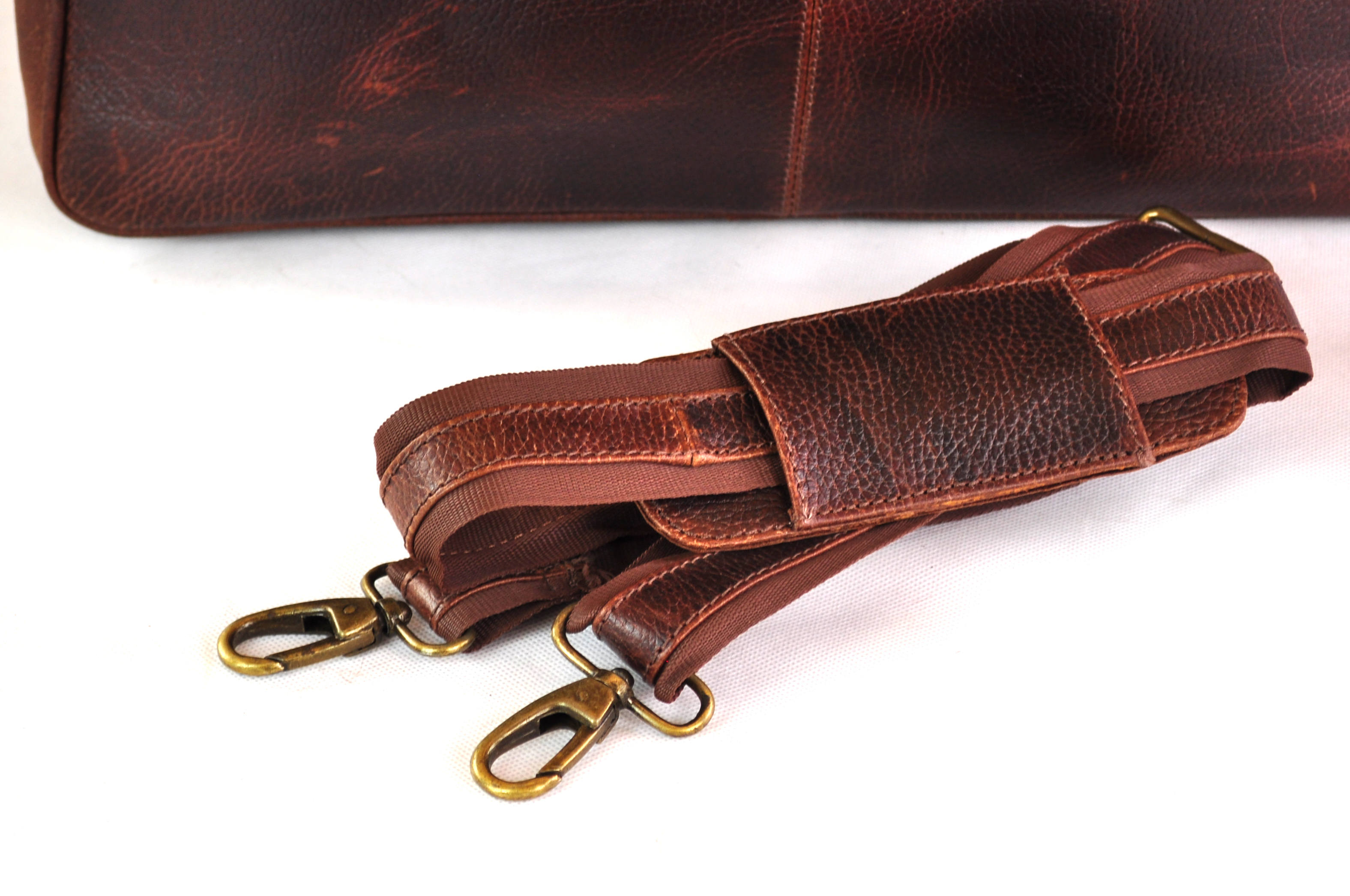 Große und robuste Ledertasche mit viel Stauraum in Antik Braun