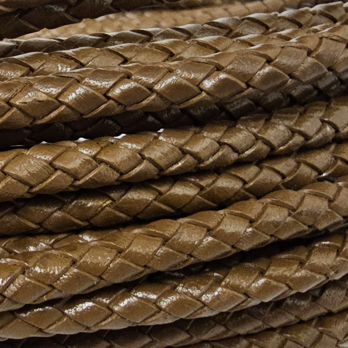 Geflochtene Lederschnur, Boloband mit einem Durchmesser von 5 mm in Walnuss Vegetabil gegerbtes Lederband mit Baumwollkern