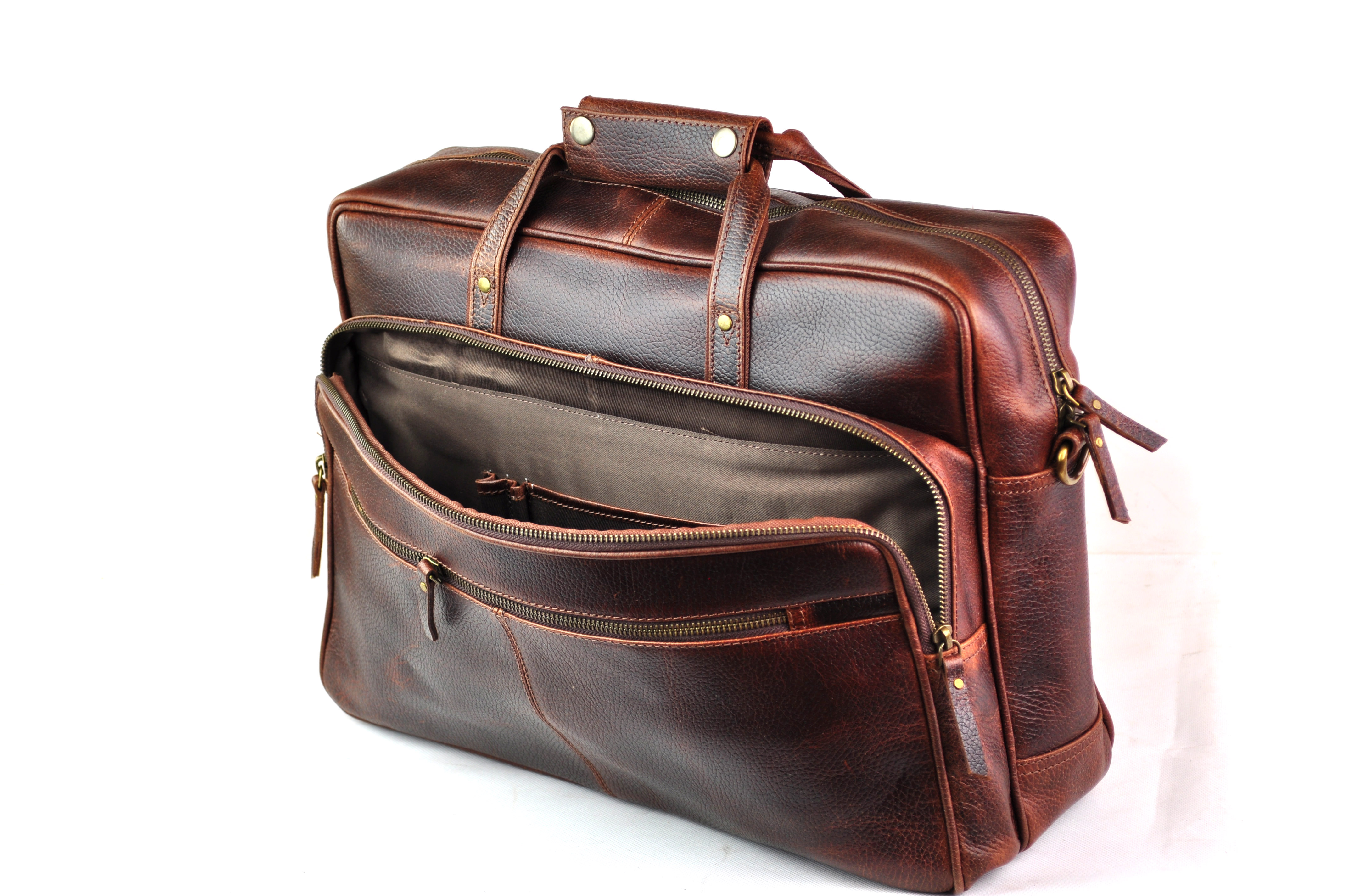 Große und robuste Ledertasche mit viel Stauraum in Antik Braun