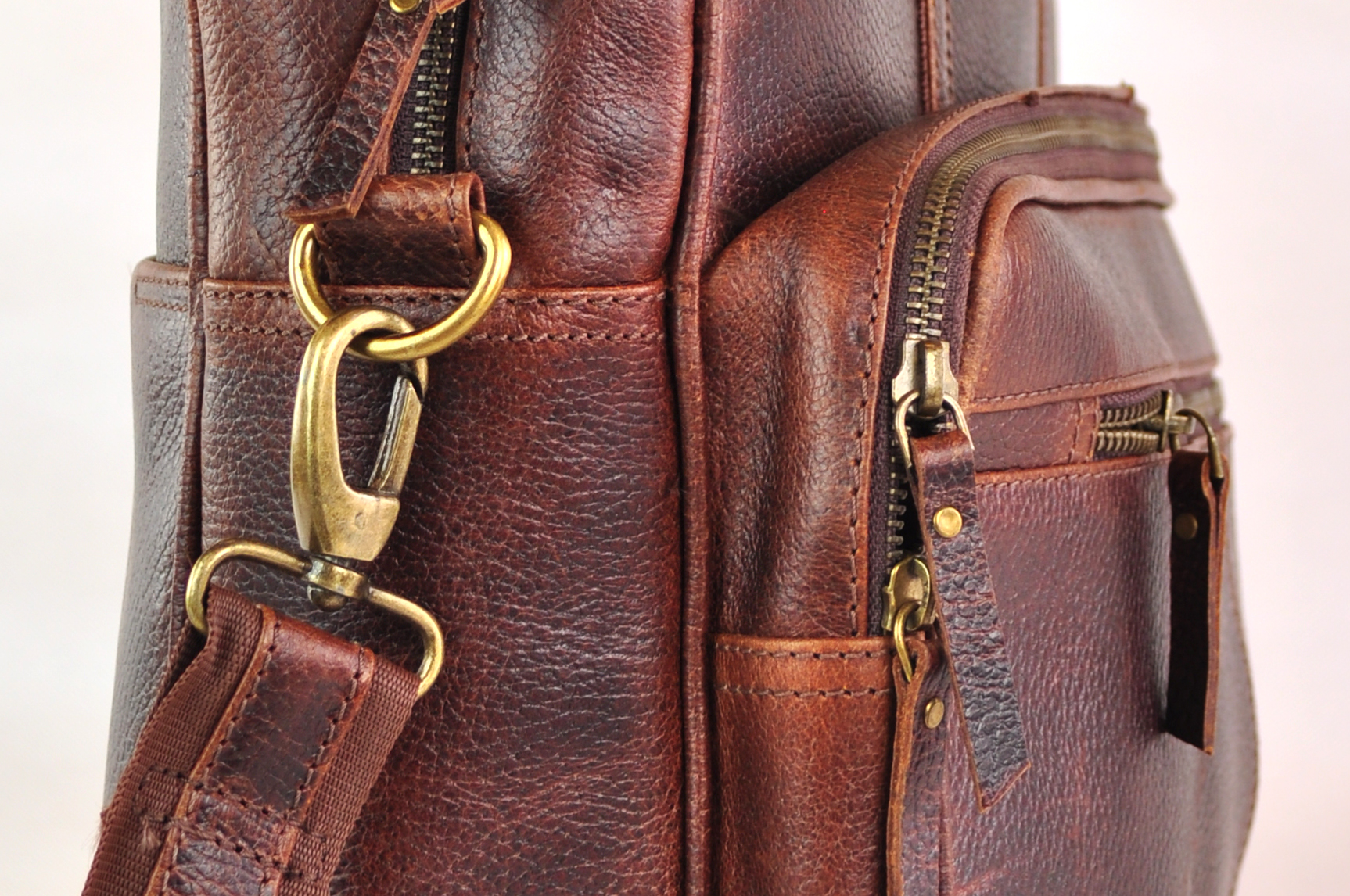 Große und robuste Ledertasche mit viel Stauraum in Antik Braun