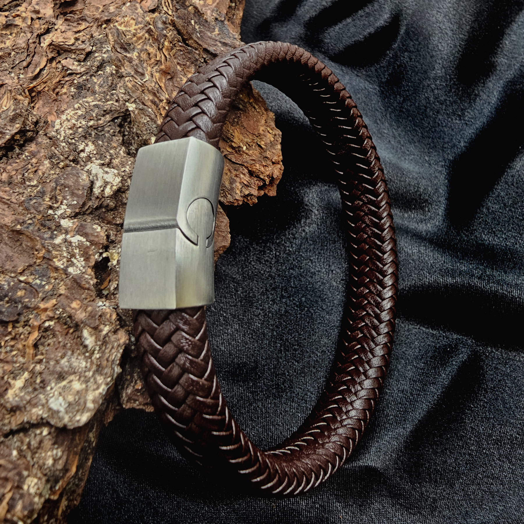 Braunes Lederarmband in Fischgrät Optik geflochten mit mattem Magnetverschluss