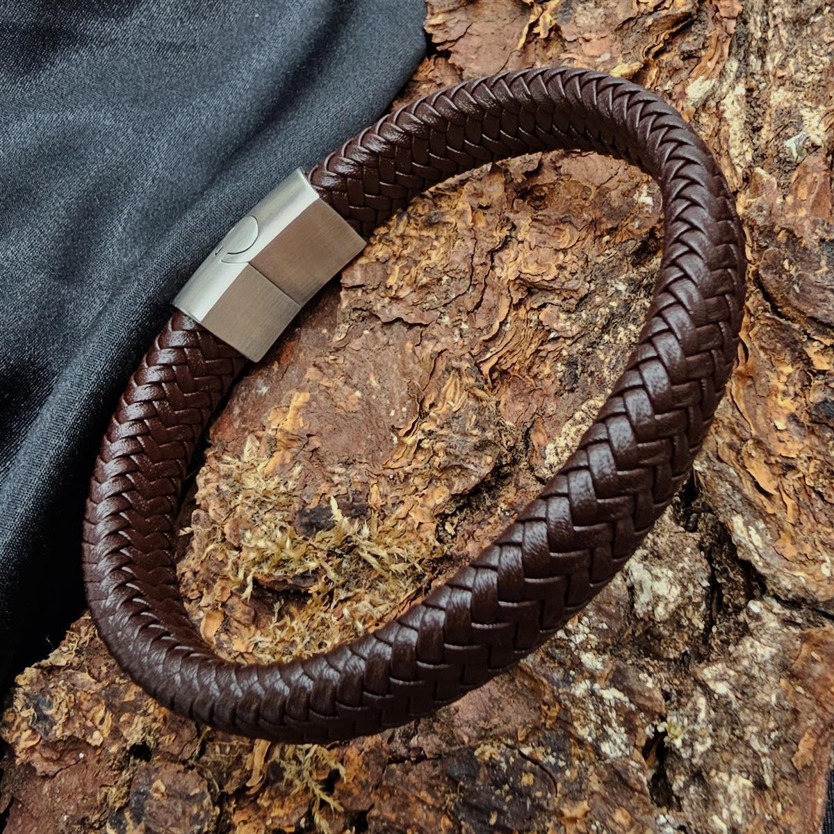 Braunes Lederarmband in Fischgrät Optik geflochten mit mattem Magnetverschluss