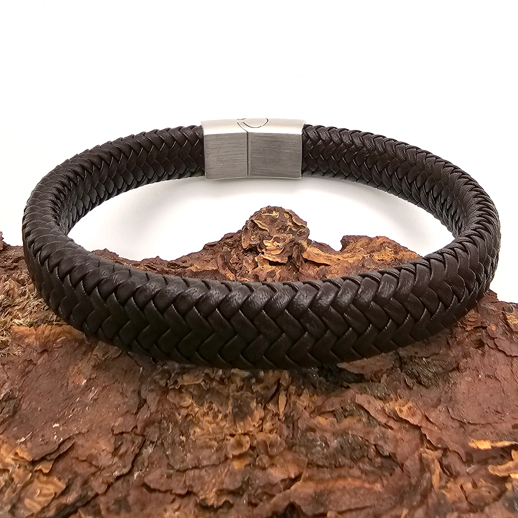 Braunes Lederarmband in Fischgrät Optik geflochten mit mattem Magnetverschluss