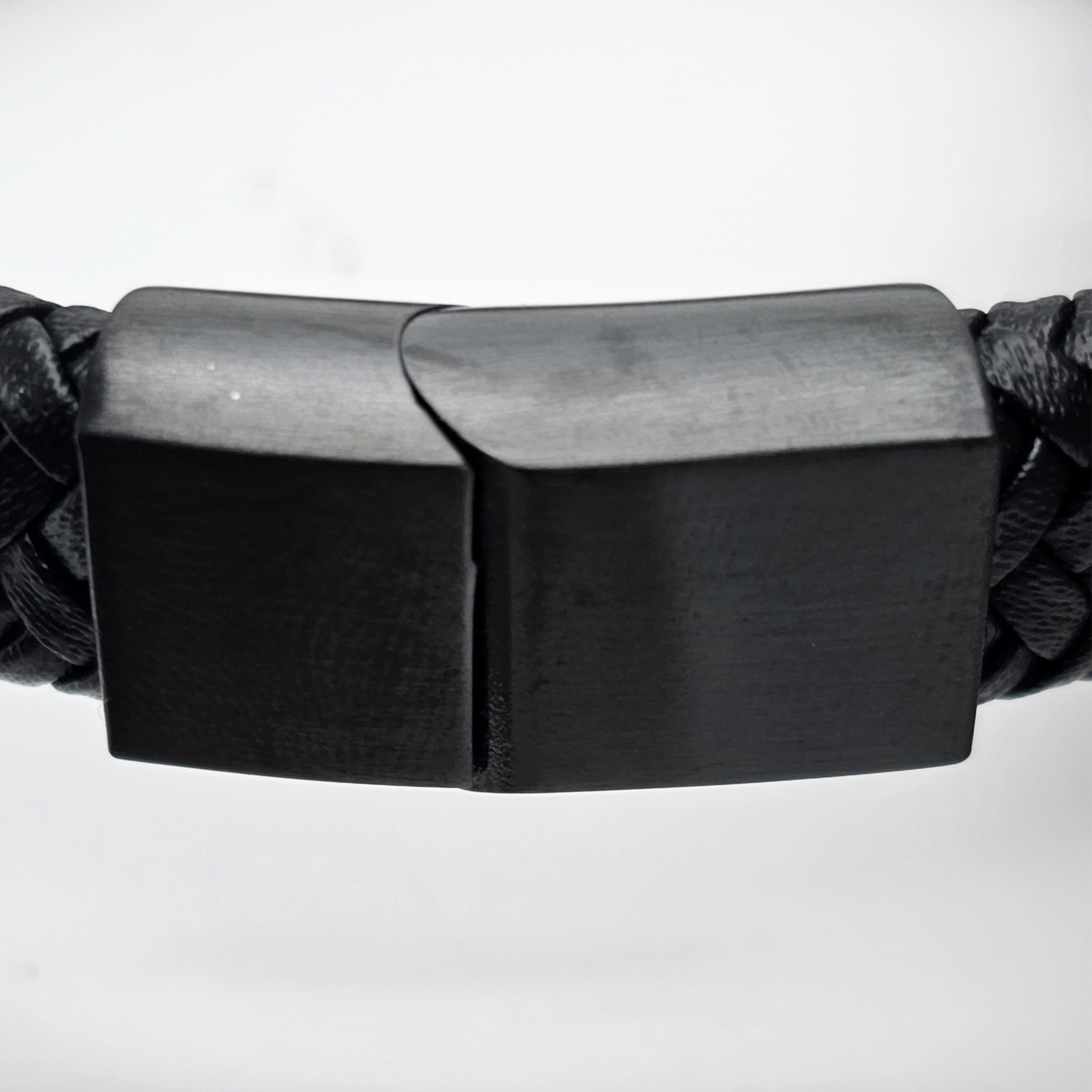 Geflochtenes Lederarmband flach fein - 12 mm Breite -  Schwarz - matt schwarzer Verschluss