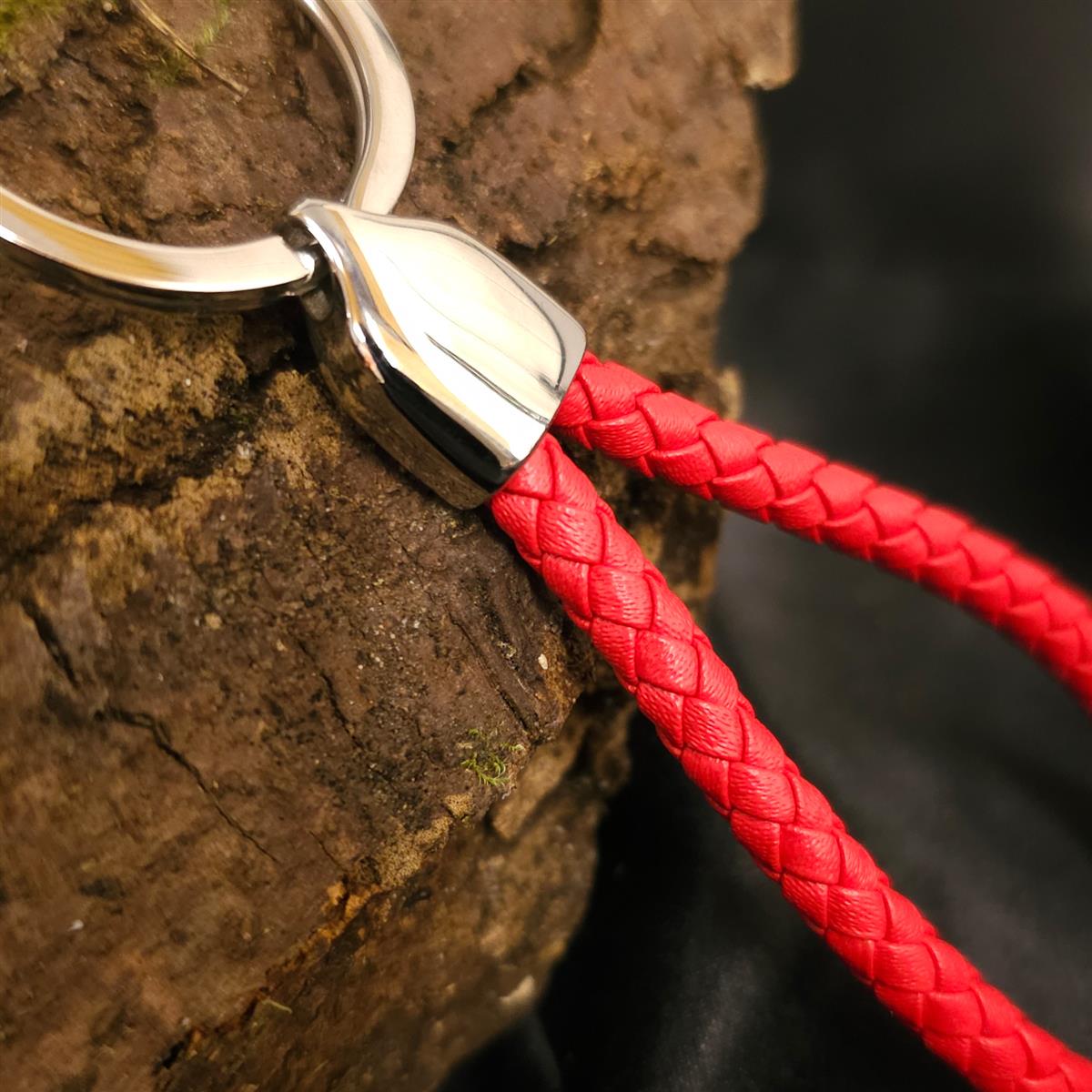 Roter Schlüsselanhänger aus Leder geflochten mit Edelstahlring 4