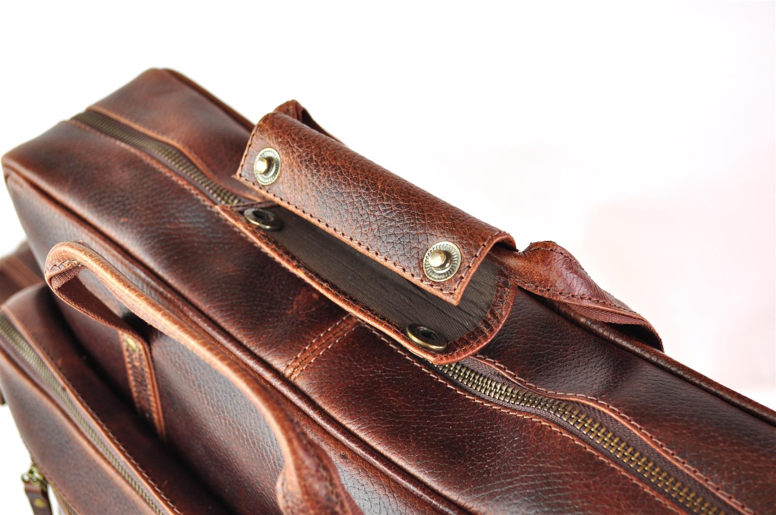 Große und robuste Ledertasche mit viel Stauraum in Antik Braun