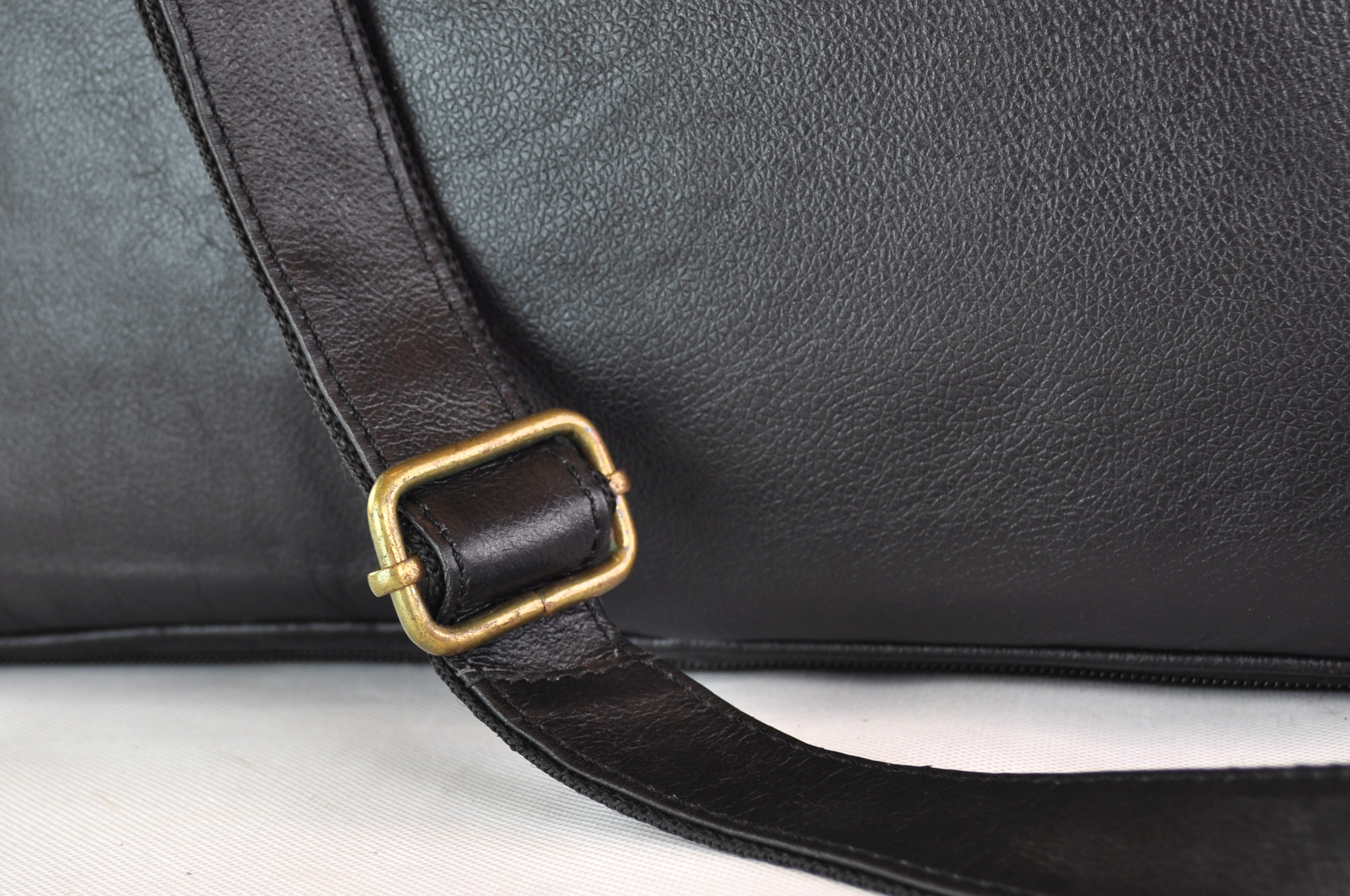 Klassische Ledertasche für Laptop und Unterlagen in Schwarz