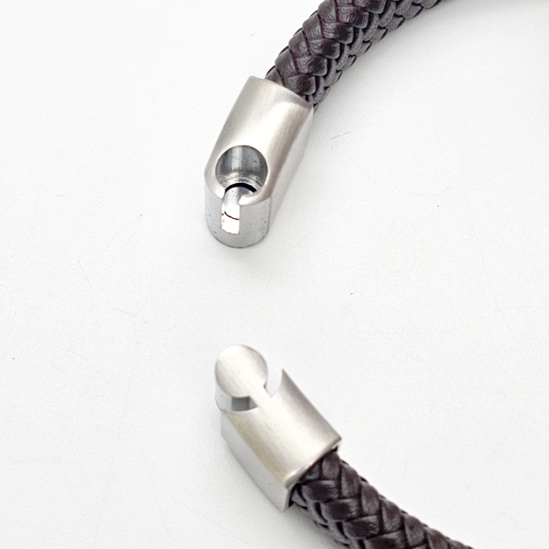 Braunes Lederarmband in Fischgrät Optik geflochten mit mattem Magnetverschluss