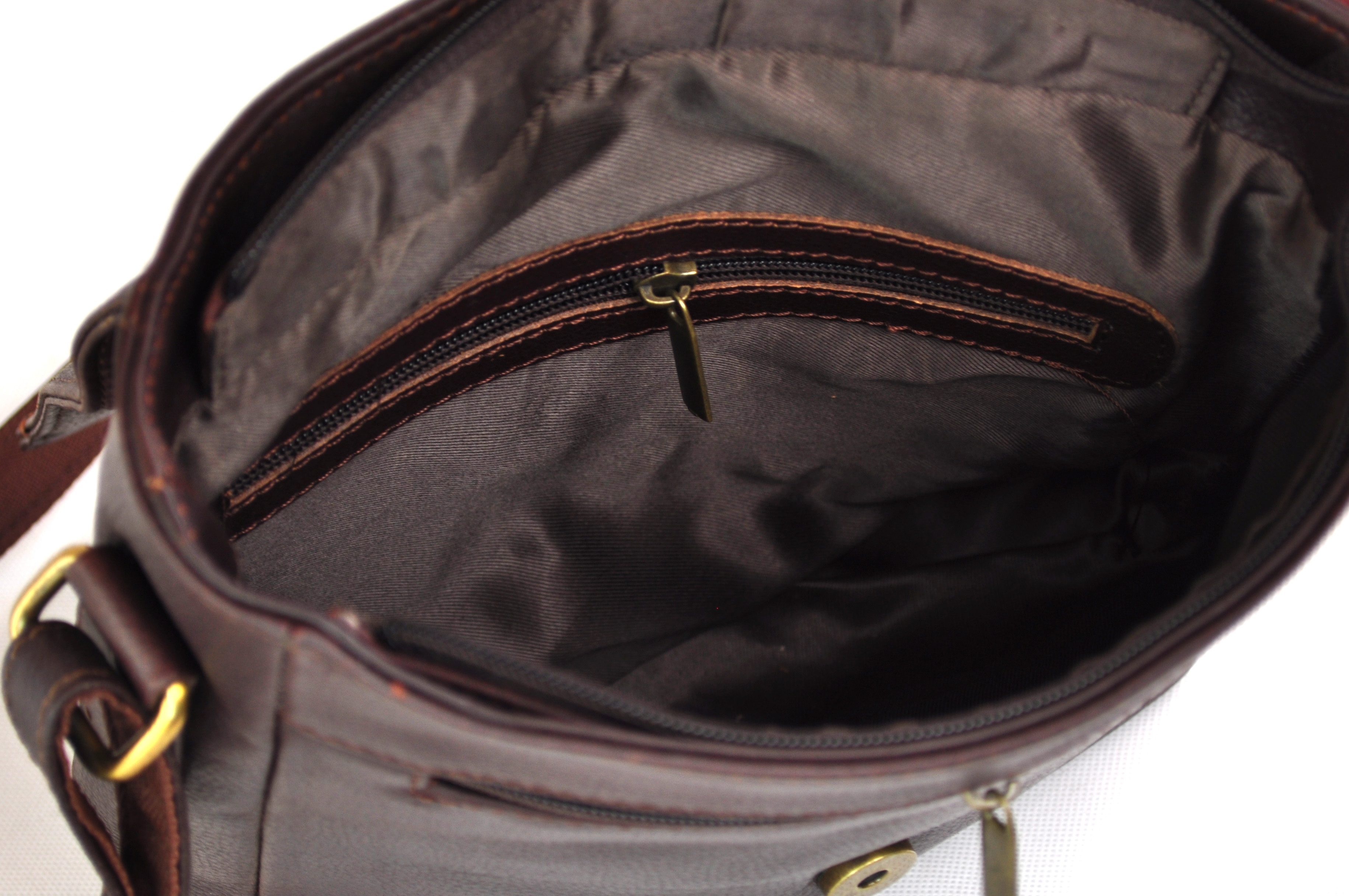 Umhängetasche für Herren, 100% echtes Leder - schlicht und praktisch