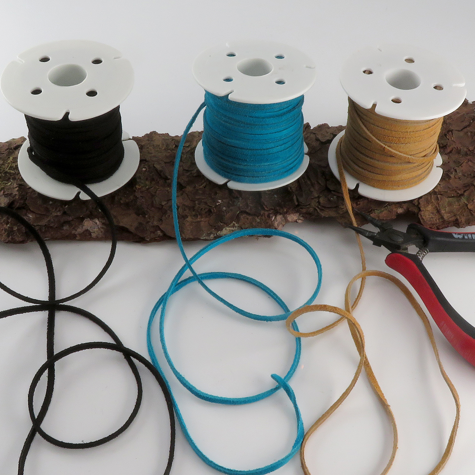 Lederband Wildleder Flach 3 x 1,5 mm - Natur. Länge: 25 m auf Rolle