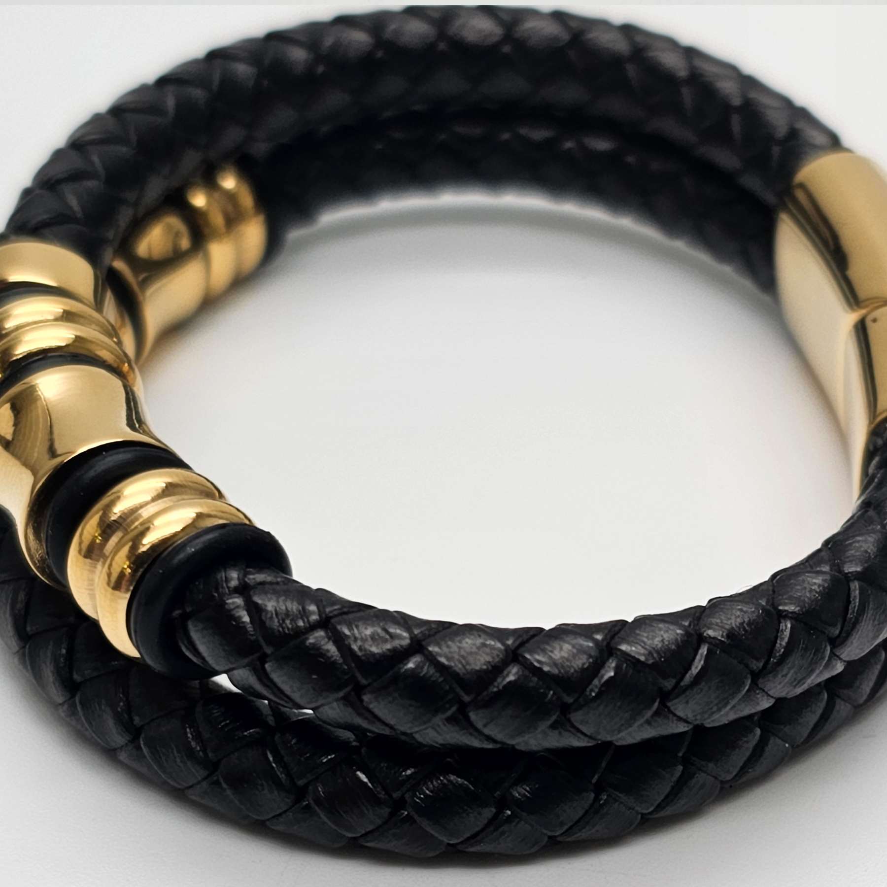 Geflochtenes Lederarmband - 2 Lederbänder - Gold Details - Schwarz. Größe: 21 cm (L)